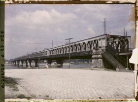 Image représentant France, Bordeaux, Le Pont métallique s/la Garonne que le nihiliste russe Boretz Gregorio était sur le point de faire sauter lorsqu'il fut arrêté le 23 Octr 1918