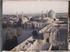 Image représentant La Masjid-i-Chah (mosquée du Chah), côté sud de la Meydan-i-Chah, au crépuscule "17h 45"
