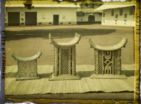 Image représentant Trônes royaux d'Abomey (Tegbessou, Kpengla, Agonglo) devant la salle des trônes (zinkpoho) de la cour du palais de  null Guézo