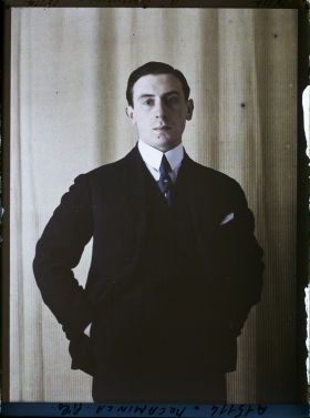 Image représentant Monsieur  https://musee-albert-kahn.s-museum.fr/home/NWQ2OTAwYzNmYjZlZTk1ZWQwODJmMjY4L2dlbmVyaWMtbm90aWNlLXRhYi9hdXRob3JpdHkvNjE3YTc5ZjVjZjhiODk2OGIzMzM3ZDIx/5d6900c3fb6ee95ed082f268/generic-notice-tab/authority/617a79ebcf8b8968b3337058 Alexandre Kamenka