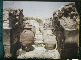 Image représentant Pithos (jarres) alignés dans l'un des magasins du Palais