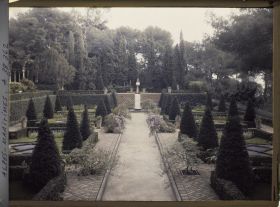 Image représentant Le jardin persan de la villa Cypris, vu en direction de l'Est