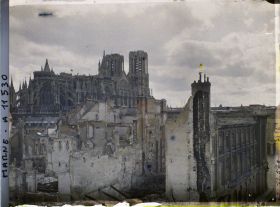 Image représentant Quartier de l'Université en ruine, au fond la cathédrale, à droite la place Royale