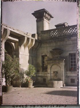 Image représentant Un coin de la cour d'honneur du château