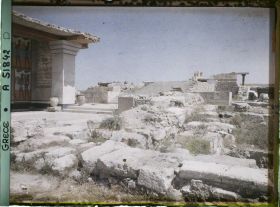 Image représentant Dans le Palais. A gauche, les Propylées sud (entrée du Palais, au bout du couloir de la procession) et au fond, l'escalier d'honneur qui serait aux étages supérieurs de l'aile orientale