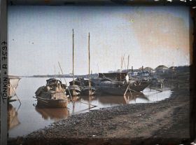 Image représentant Des sampans amarrés au bord du Fleuve Rouge
