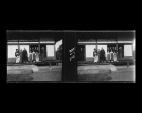 Image représentant Le comte Okuma posant avec ses invités sur l'engawa de sa résidence