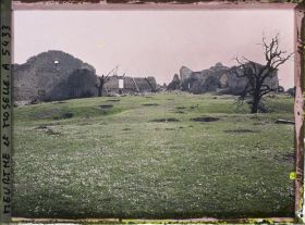 Image représentant France, Léomont, L'ensemble de la ferme avec trou d'obus au 1er plan