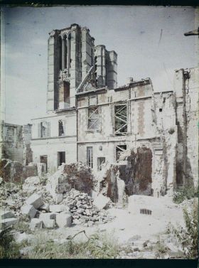 Image représentant France, Noyon, Ruines de l'ancien Evêché et la Cathédrale