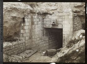 Image représentant France, Ange gardien, Un abri en maçonnerie près de l'ange gardien
