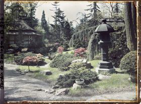 Image représentant Le " village japonais " vu depuis un croisement d'allées, proche de son entrée côté jardin anglais