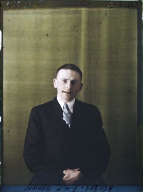 Image représentant Monsieur  https://musee-albert-kahn.s-museum.fr/home/NWQ2OTAwYzNmYjZlZTk1ZWQwODJmMjY4L2dlbmVyaWMtbm90aWNlLXRhYi9hdXRob3JpdHkvNjE3YTc5ZjVjZjhiODk2OGIzMzM3ZDIx/5d6900c3fb6ee95ed082f268/generic-notice-tab/authority/617a79ebcf8b8968b3336996 E.H.P. Brown