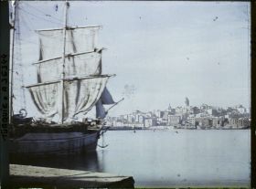 Image représentant Un bateau au port. Au fond, la colline de Galata dominée par sa tour