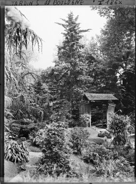 Image représentant Chemins du " sanctuaire japonais " situés à gauche de la porte menant au " village japonais "