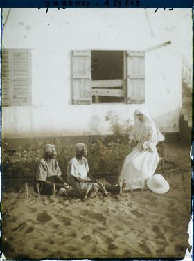 Image représentant Une sœur enseignant la religion à deux vieilles femmes