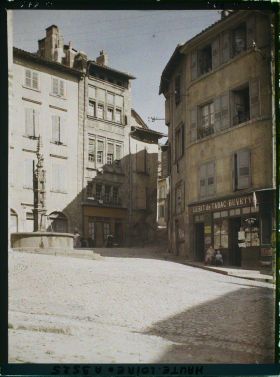 Image représentant La fontaine des Tables avec à l'arrière-plan la rue Ademard de Monteil