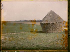 Image représentant Ile de France, Vallangoujard, Meules de blé sur le terrain de la récolte - Le terrain non préparé pour la nouvelle récolte