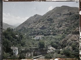 Image représentant Vue de vallée encaissée du Darro depuis l'Albaicín en direction du Sacromonte