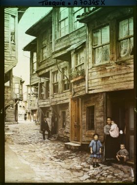 Image représentant Femme et enfants dans un quartier juif