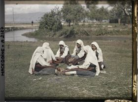 Image représentant Paysannes serbes faisant le petit déjeûner