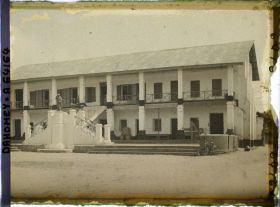 Image représentant Le bâtiment central de la mission catholique (l'école ?)