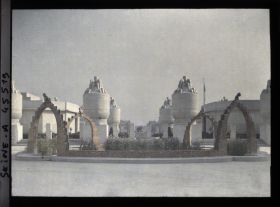 Image représentant L'Exposition des arts décoratifs, Jardin des Nymphéas sur l'esplanade devant le Pavillon de Sèvres
