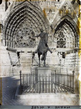 Image représentant La statue de Jeanne d'Arc sur le parvis de la cathédrale