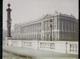 Image représentant Publicité pour l'emprunt national de 1920 sur la façade de l'hôtel Crillon, place de la Concorde