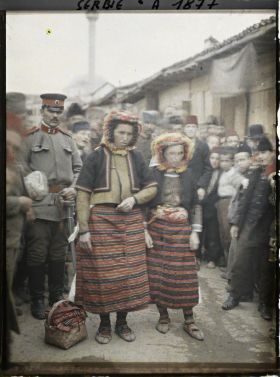 Image représentant Deux paysannes et un soldat serbe