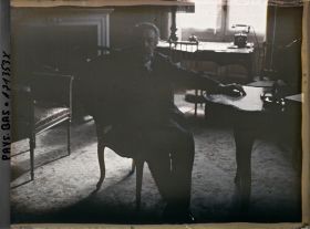 Image représentant Conférence de la Paix. Aristide Briand assis dans une pièce