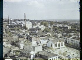 Image représentant Panorama sur la ville. A gauche, l'Eski Camii (la Vieille Mosquée, 1403-1414)