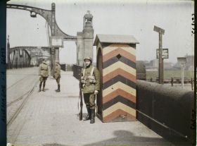 Image représentant Allemagne, Duisburg, Occupation Française Sentinelle Belge au milieu du Pont
