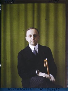 Image représentant https://musee-albert-kahn.s-museum.fr/home/NWQ2OTAwYzNmYjZlZTk1ZWQwODJmMjY4L2dlbmVyaWMtbm90aWNlLXRhYi9hdXRob3JpdHkvNjE3YTc5ZjVjZjhiODk2OGIzMzM3ZDIx/5d6900c3fb6ee95ed082f268/generic-notice-tab/authority/617a79ebcf8b8968b3337a8c Monsieur Wielondeyster