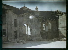 Image représentant France, Verdun, L'entrée du Cloître près de la Cathédrale