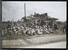Image représentant Des soldats dans les ruines d'une maison