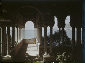Image représentant Effet de lumière et vue sur Monaco, depuis une galerie de la villa Cypris surplombant la mer