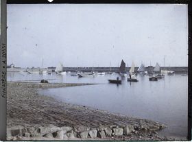Image représentant Dans le port, le départ des bateaux pour la pêche
