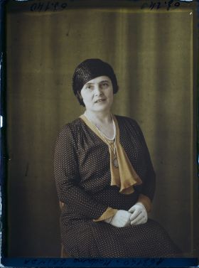 Image représentant https://musee-albert-kahn.s-museum.fr/home/NWQ2OTAwYzNmYjZlZTk1ZWQwODJmMjY4L2dlbmVyaWMtbm90aWNlLXRhYi9hdXRob3JpdHkvNjE3YTc5ZjVjZjhiODk2OGIzMzM3ZDIx/5d6900c3fb6ee95ed082f268/generic-notice-tab/authority/617a79ebcf8b8968b3336de2 Madame Augustine Grinda