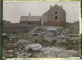 Image représentant Belgique, Poelcappele, Ruines de l'Eglise et nouvelles maisons
