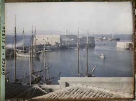 Image représentant Le petit port vénitien, avec son fort, et quelques bateaux, depuis la ville