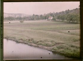 Image représentant France, Tayac, L'Eglise de Tayac au milieu du Village : la Vézère au 1er plan, vue prise du Pont.