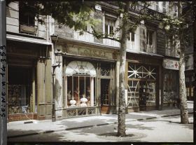 Image représentant Boutiques aux vitrines protégées contre les bombardements dans le quartier de la Madeleine (rue Vignon ?)