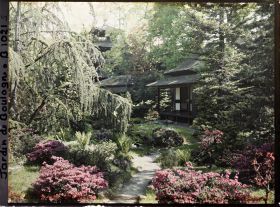 Image représentant Étroit chemin menant à la maison ouest du " village japonais ", puis en direction du jardin anglais