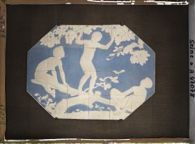 Image représentant L'Exposition des arts décoratifs, Manufacture Nationale de Sèvres, Bas relief en biscuit blanc sur fond bleu, composition de Guillonnet, sculpture de bracquemont