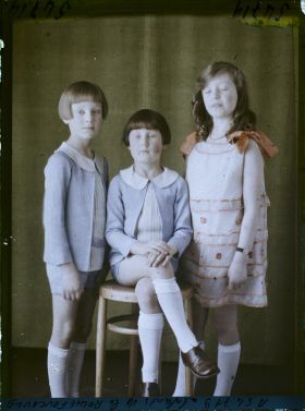 Image représentant Les enfants de la  https://musee-albert-kahn.s-museum.fr/home/NWQ2OTAwYzNmYjZlZTk1ZWQwODJmMjY4L2dlbmVyaWMtbm90aWNlLXRhYi9hdXRob3JpdHkvNjE3YTc5ZjVjZjhiODk2OGIzMzM3ZDIx/5d6900c3fb6ee95ed082f268/generic-notice-tab/authority/617a79ebcf8b8968b333767e Duchesse de La Rochefoucauld ,  https://musee-albert-kahn.s-museum.fr/home/NWQ2OTAwYzNmYjZlZTk1ZWQwODJmMjY4L2dlbmVyaWMtbm90aWNlLXRhYi9hdXRob3JpdHkvNjE3YTc5ZjVjZjhiODk2OGIzMzM3ZDIx/5d6900c3fb6ee95ed082f268/generic-notice-tab/authority/617a79ebcf8b8968b3337681 Isabelle,  https://musee-albert-kahn.s-museum.fr/home/NWQ2OTAwYzNmYjZlZTk1ZWQwODJmMjY4L2dlbmVyaWMtbm90aWNlLXRhYi9hdXRob3JpdHkvNjE3YTc5ZjVjZjhiODk2OGIzMzM3ZDIx/5d6900c3fb6ee95ed082f268/generic-notice-tab/authority/617a79ebcf8b8968b333767f François et Philippe