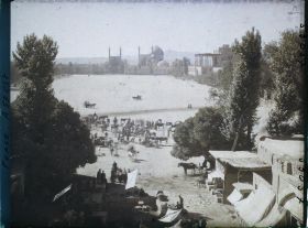 Image représentant La place Naghsh-e Jahan ou Meydan-i-Chah (place Royale), vers la mosquée du Chah au sud et le palais d'Ali Qapu à l'ouest