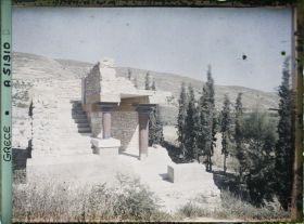 Image représentant Au pied des Propylées sud du palais, la "Maison sud" où logent des courtisans (?)