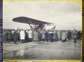 Image représentant Le retour de Costes et Bellonte après leur triomphal raid aérien Paris-New-York, l'atterrissage de l'avion