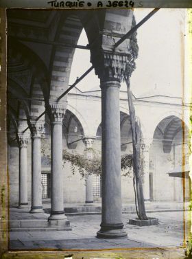 Image représentant Turquie, Constantinople , Cour de la Mosquée du Sultan Selim 1er