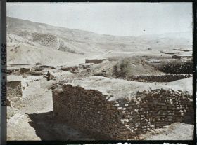 Image représentant Un coin du village et la vallée vers l'est